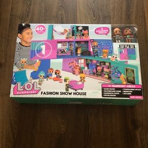 LOL surprise fashion show house - NEW - 40+ surprises